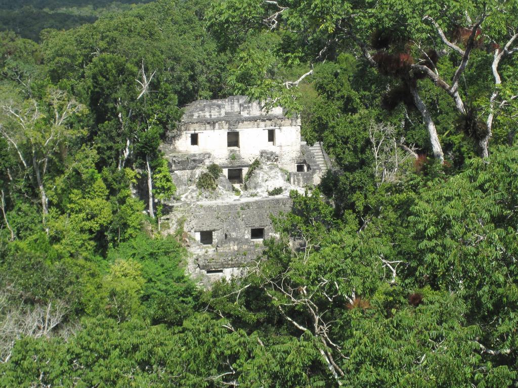 Hotel Jaguar Inn Tikal Exterior photo