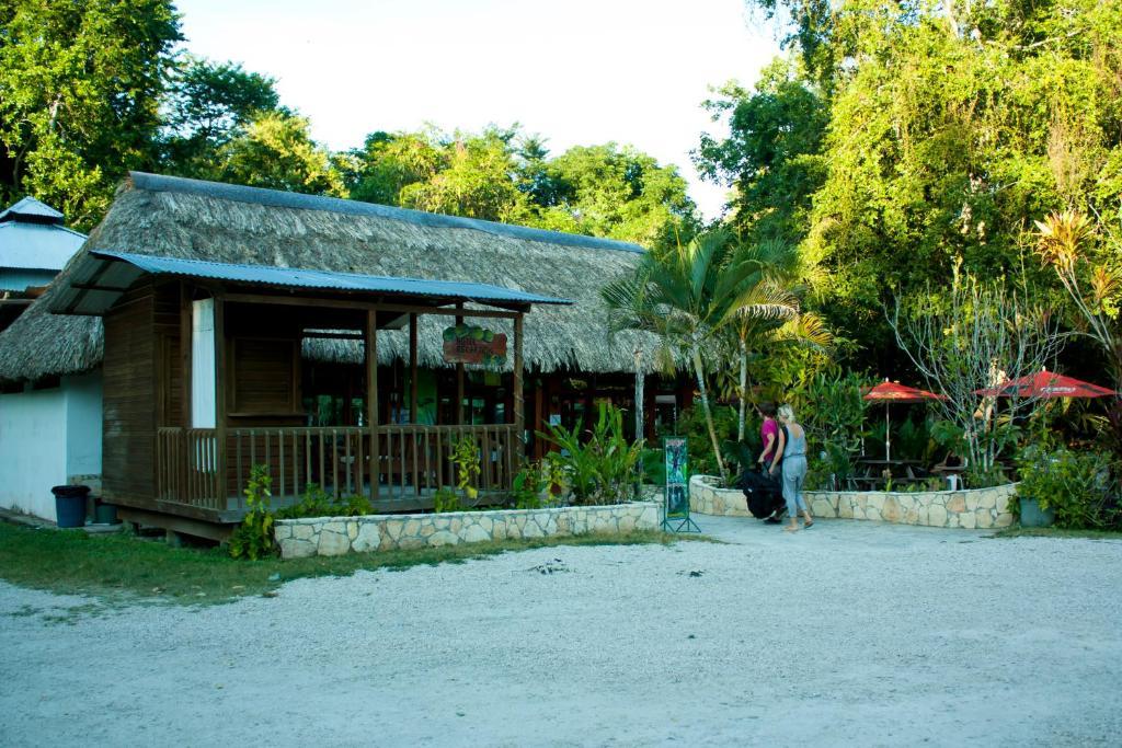 Hotel Jaguar Inn Tikal Exterior photo